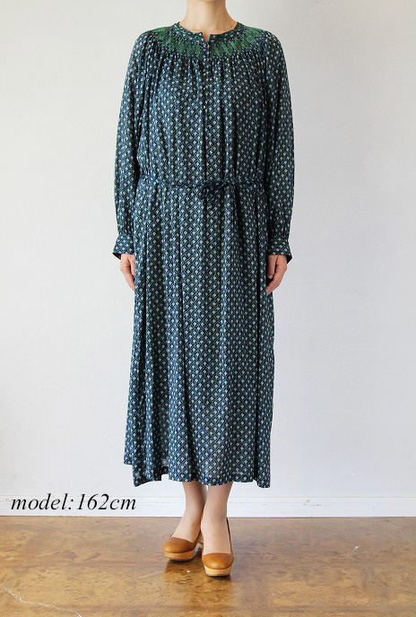 Porter des boutons(ポルテデブトン)LIBERTY PRINTスモッキング刺繍ドレス